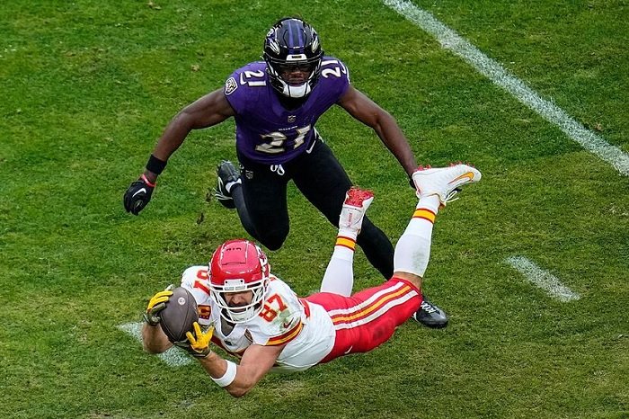Chiefs' Travis Kelce Breaks Jerry Rice's NFL Record for Most Career Playoff Catches