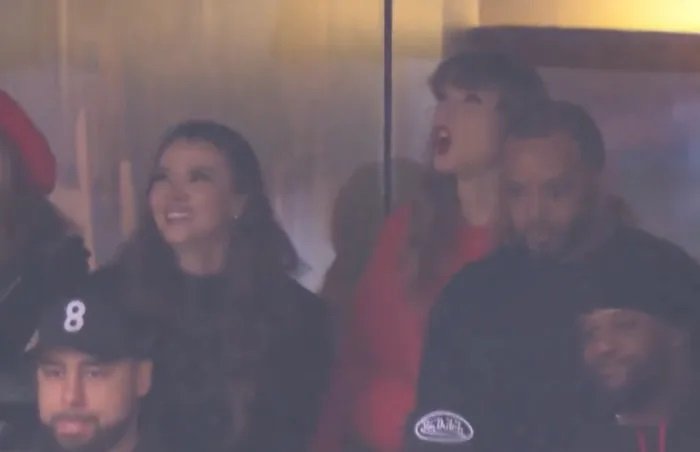 Lip Readers Convinced They Know What Taylor Swift Was Caught Saying