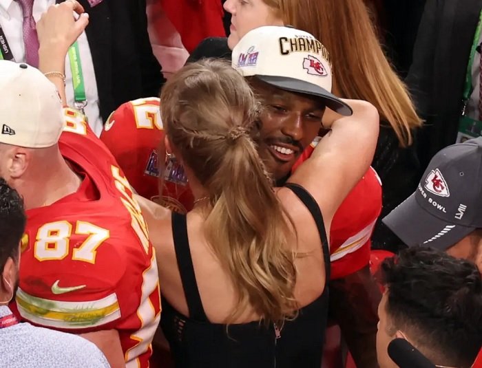 Travis Kelce’s Teammate Reveals What Taylor Swift Told Him After Super Bowl