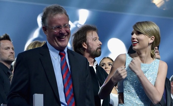 Taylor Swift’s dad trades NFL loyalty amid Travis Kelce romance