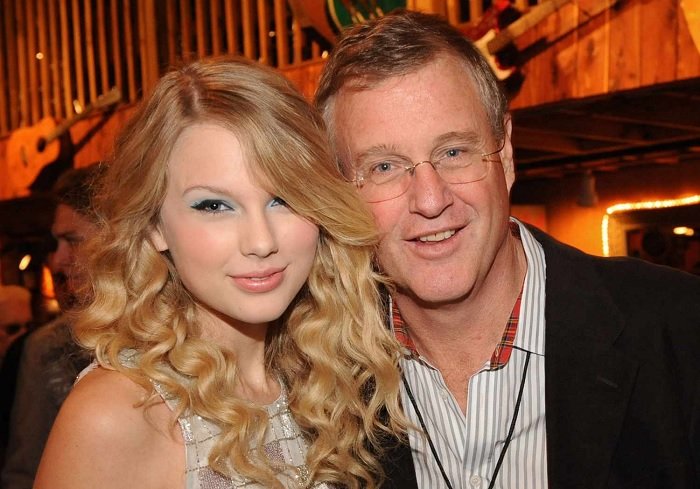 Taylor Swift’s dad trades NFL loyalty amid Travis Kelce romance