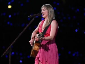 Taylor Swift Appears To Have Love Mark During Concert