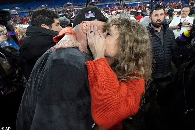 Swifties are beside themselves over Travis Kelce's alleged lock screen